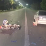 Choque en Ruta 40: una moto impactó a un auto que estaba en la banquina