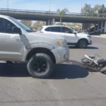 Choque entre una camioneta y una moto, terminó con dos mujeres en el hospital